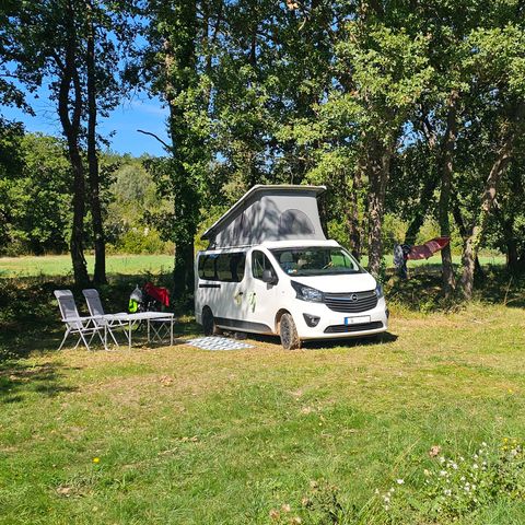 Kampeerplaats - Standplaats voor 1 motor met elektriciteit (inclusief 2 personen en 1 tent)