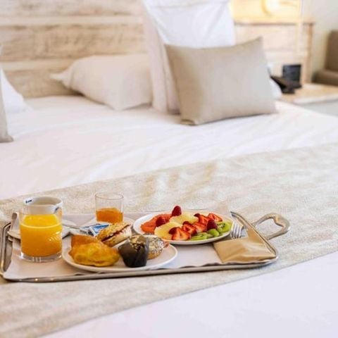 Hotelkamer 3 personen - Tweepersoonsbed + extra bed - Balkon - Uitzicht op kanaal