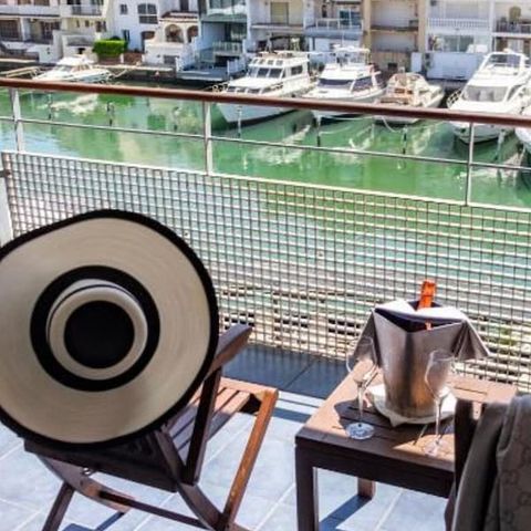 CHAMBRE 3 personnes - Double + lit supplementaire - Balcon - Vue Canal