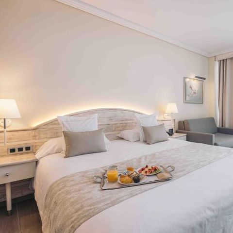 Slaapkamer 3 personen - Tweepersoonsbed + extra bed - Balkon - Uitzicht op kanaal