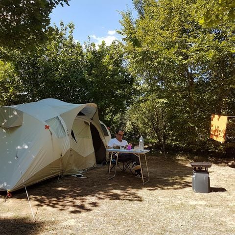 STAANPLAATS - Standplaats naturel (tent, caravan of camper - gemiddelde oppervlakte 100m²)