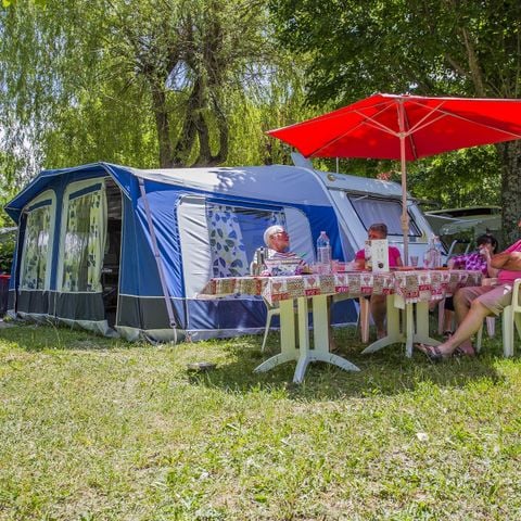 Kampeerplaats - Comfort standplaats (tent, caravan of camper - 10A elektriciteit - gemiddelde oppervlakte 120m²)