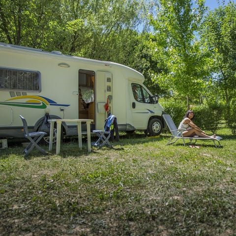 Kampeerplaats - Comfort standplaats (tent, caravan of camper - 10A elektriciteit - gemiddelde oppervlakte 120m²)