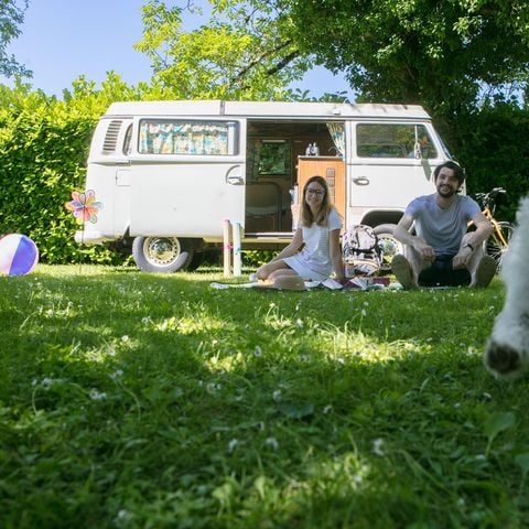 Stellplatz - Komfort-Stellplatz (Zelt, Wohnwagen oder Wohnmobil - Strom 10A - durchschnittliche Größe 120m²)