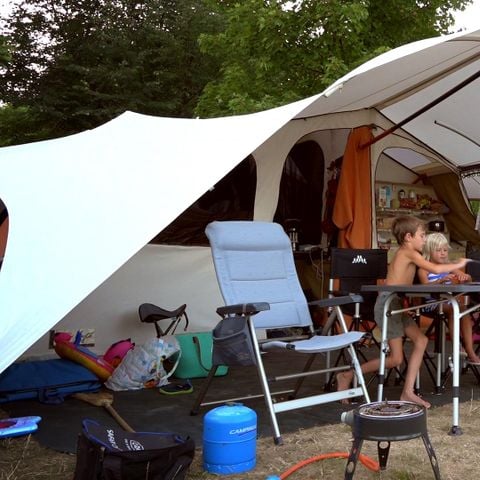 Stellplatz - Komfort-Stellplatz (Zelt, Wohnwagen oder Wohnmobil - Strom 10A - durchschnittliche Größe 120m²)