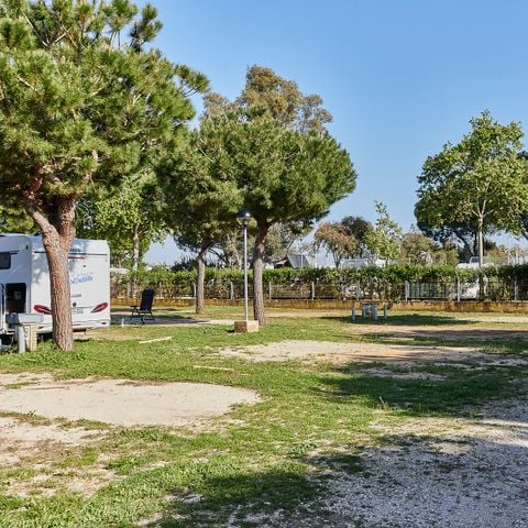 EMPLACEMENT - GRAND AVEC SOLEIL POUR VAN, CARAVANE OU AUTOCARAVANE