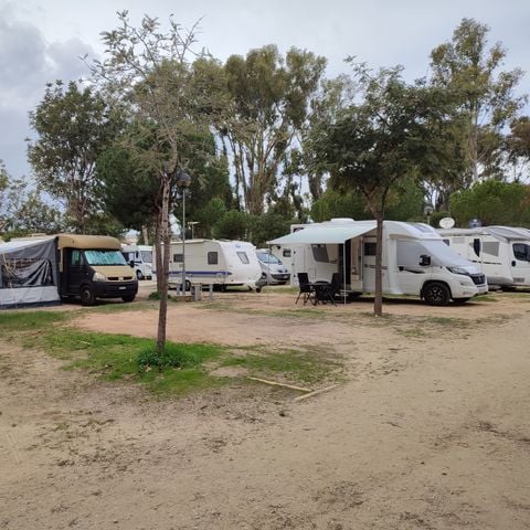 STAANPLAATS - GROOT MET ZON VOOR BESTELWAGEN, CARAVAN OF CAMPER