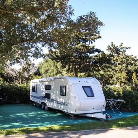 STAANPLAATS - GROOT PERCEEL MET WATER