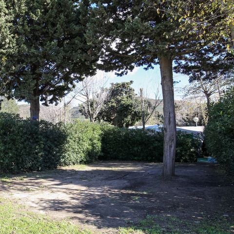 EMPLACEMENT - GRAND EMPLACEMENT OMBRAGÉ ET EAU 