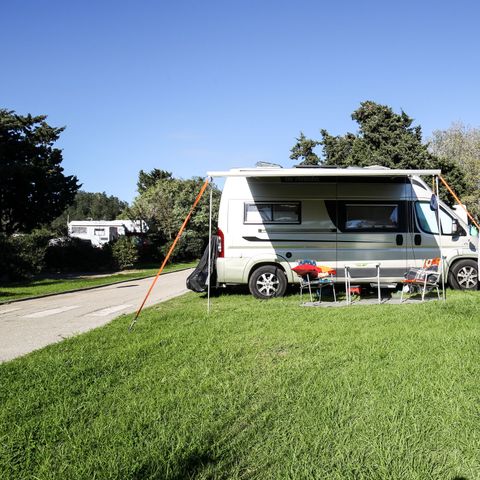 Stellplatz - GROSSES GRUNDSTÜCK MIT WASSER UND SONNE