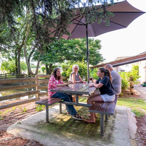 STUDIO 6 people - with jacuzzi