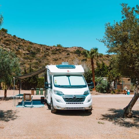 STAANPLAATS - GROTE PLAATS met elektriciteit en water