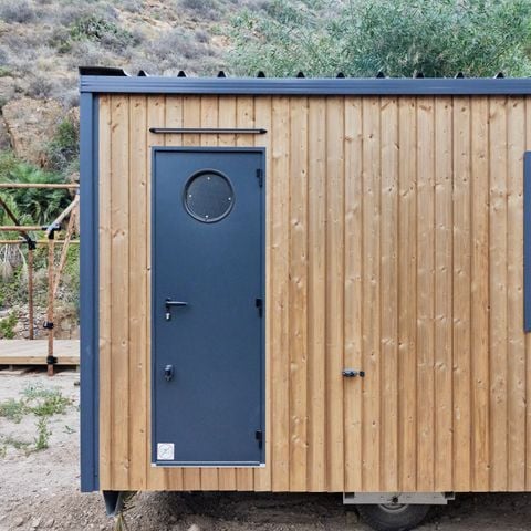 Stellplatz - PARCELA XL mit eigenem unabhängigen Modul mit Toilette und Dusche