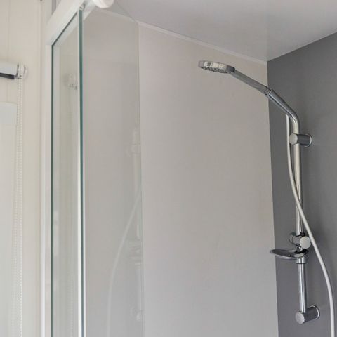 Stellplatz - PARCELA XL mit eigenem unabhängigen Modul mit Toilette und Dusche