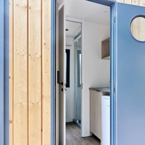 Stellplatz - PARCELA XL mit eigenem unabhängigen Modul mit Toilette und Dusche