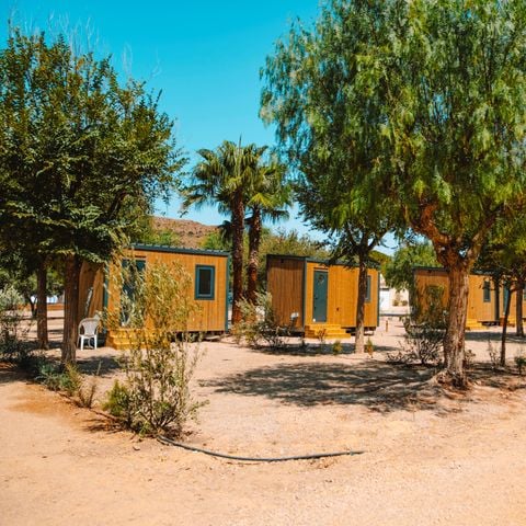 Stellplatz - PARCELA XL mit eigenem unabhängigen Modul mit Toilette und Dusche