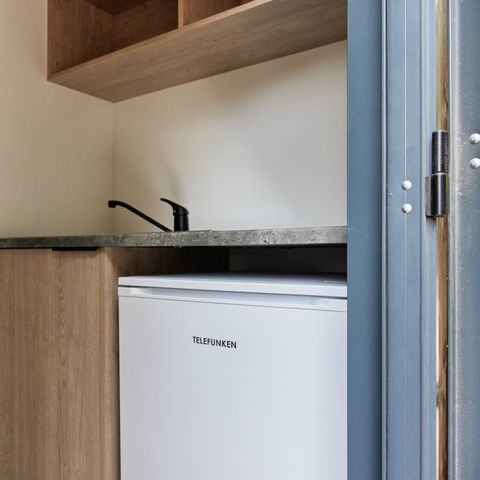 STAANPLAATS - XL SPACE met onafhankelijke module met toilet, douche, minikeuken en minikoelkast