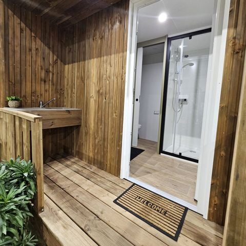 Stellplatz - Stellplatz mit eigenen Sanitäranlagen und Kühlschrank