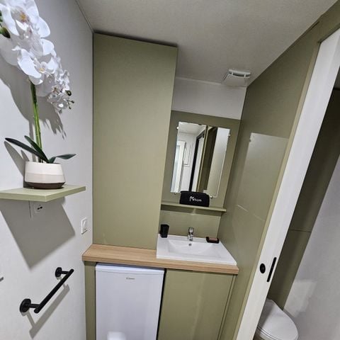 Stellplatz - Stellplatz mit eigenen Sanitäranlagen und Kühlschrank