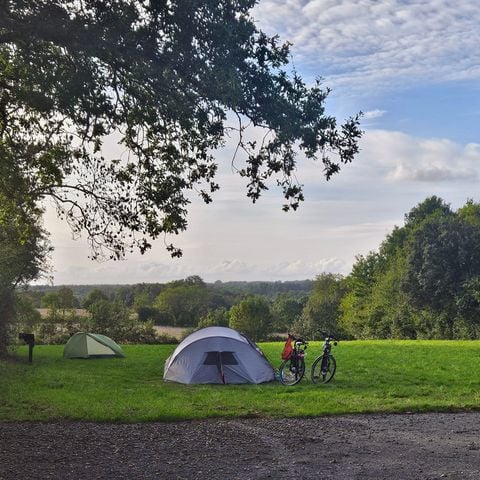 EMPLACEMENT - emplacement de camping pour tente - caravane - camping-car
