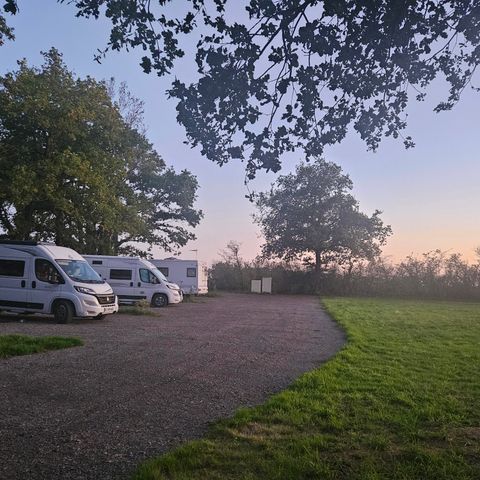 STAANPLAATS - kampeerplaatsen voor tenten - caravans - campers