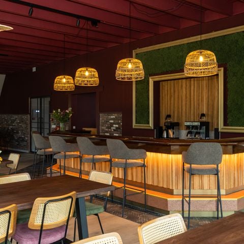 VAKANTIEHUIS 36 personen - Hoofdgebouw 20 personen + 4 Tiny Greenhouses