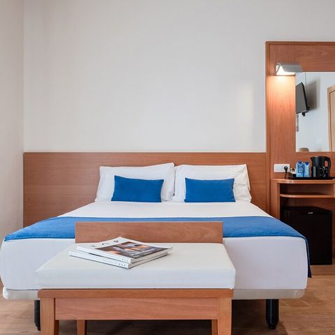 CAMERA 3 persone - CAMERA DOPPIA + LETTO AGGIUNTIVO - BALCONE - COLAZIONE INCLUSA