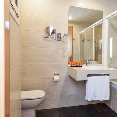 CHAMBRE 3 personnes - CHAMBRE DOUBLE + LIT D'APPOINT - BALCON - PETIT-DÉJEUNER INCLUS