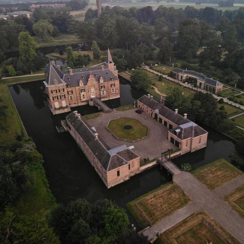 STAANPLAATS - Privé-sanitair kampeerplaats (250m2) 10 Ampère