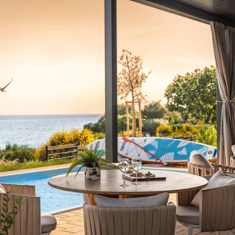 Stacaravan 4 personen - Luxe Vakantiehuis met zeezicht en privé zwembad