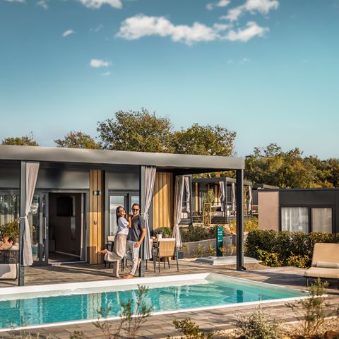 Stacaravan 4 personen - Amber Sea Luxe Vakantiehuis met privé zwembad