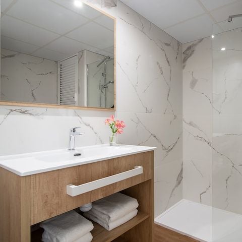 HABTIACIÓN 3 personas - HABITACIÓN DOBLE + CAMA SUPLETORIA - BALCÓN - DESAYUNO INCLUIDO