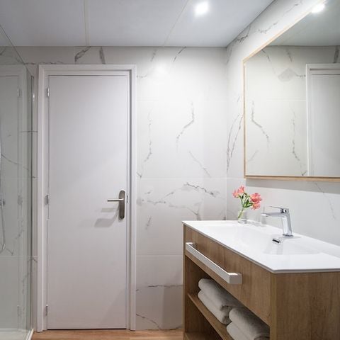 Hotelkamer 3 personen - TWEEPERSOONSKAMER + EXTRA BED - BALKON - ONTBIJT INBEGREPEN