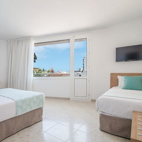 Habitación 3 personas - HABITACIÓN DOBLE + CAMA SUPLETORIA - BALCÓN - DESAYUNO INCLUIDO