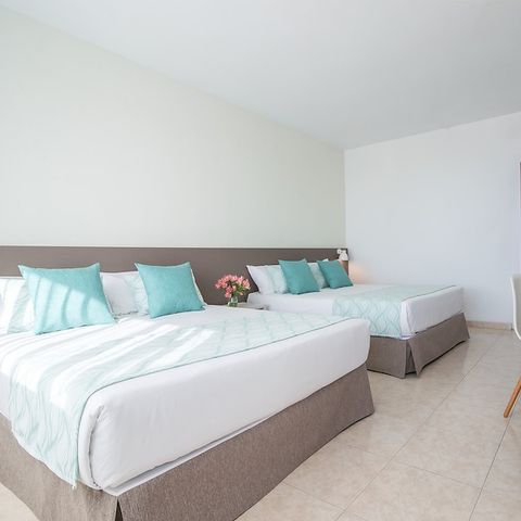 HABTIACIÓN 4 personas - HABITACIÓN CUÁDRUPLE - BALCÓN - DESAYUNO INCLUIDO