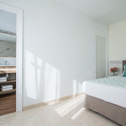 BEDROOM 4 people - QUADRUPLE SUPERIOR ROOM - 2 SPACES - BALCONY - BREAKFAST INCLUDED