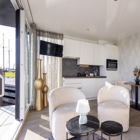 UNUSUAL ACCOMMODATION 4 people - Luxury accommodation on the water in Friesland