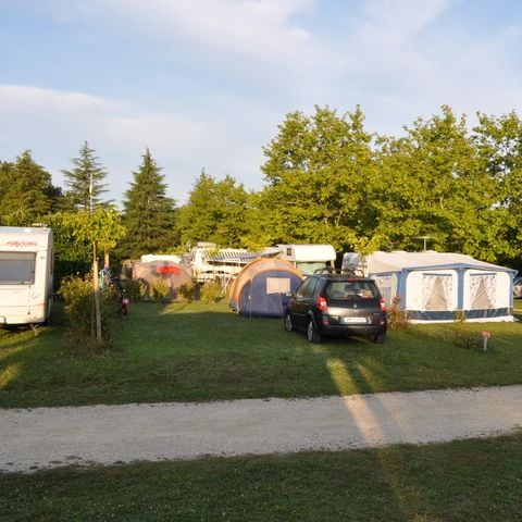 EMPLACEMENT - Forfait Confort - Caravane- Tente- Camping-car - 2 personnes - Electricité incluse