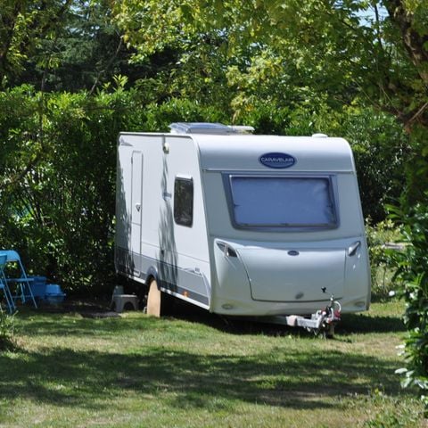 PIAZZOLA - Pacchetto Comfort - Caravan- Tenda- Camper - 2 persone - Elettricità inclusa