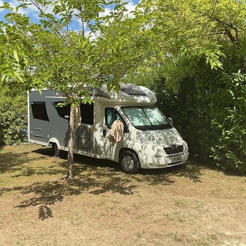 Kampeerplaats - Grand confort pakket - Camper - Caravan - Tent - Elektriciteit - Standplaats groter dan 150m².