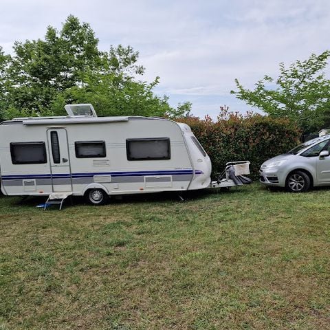 Kampeerplaats - Premium Pakket- Caravan- Camper- Tent- Perceel van meer dan 200m².