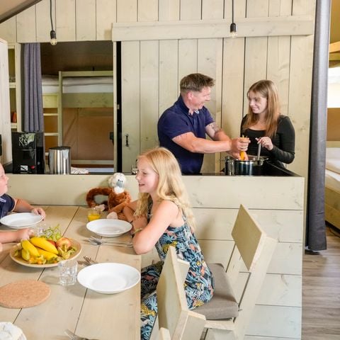 TIENDA DE LONA Y MADERA 6 personas - Albergue Tongasoa