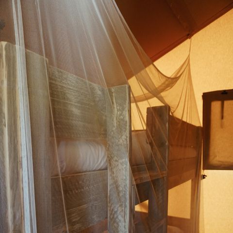 TENTE TOILE ET BOIS 6 personnes - y compris les installations sanitaires