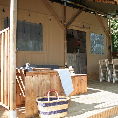 CANVAS AND WOOD TENT 6 people - including sanitary facilities