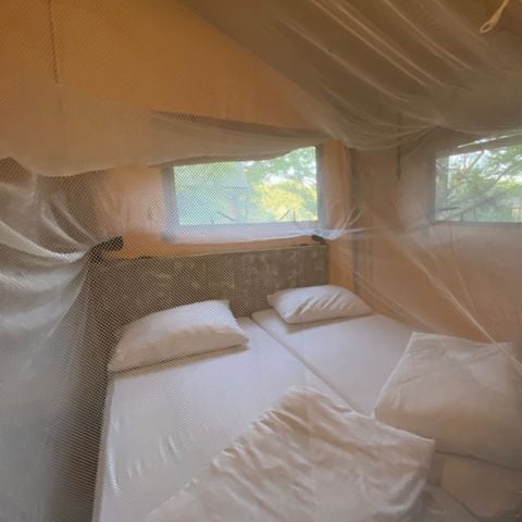 CANVAS AND WOOD TENT 4 people - incl. sanitary facilities (ADVENTURE)