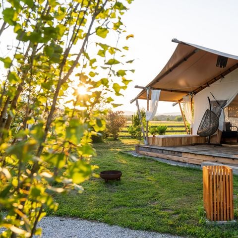 Canvas and wooden tent 6 persons - Glamping with bathroom and bath, 54m2