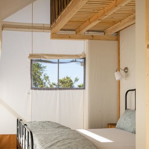 Canvas and wooden tent 5 persons - Glamping Tent with Bathroom, Amber 44 m², Premium - JACUZZI