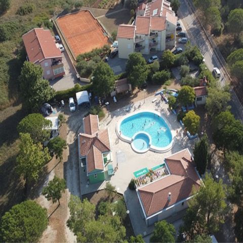 PARCELA - Parcela grande para un coche + caravana, autocaravana, tienda familiar (una persona incluida en el precio)