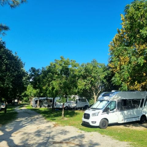 Stellplatz - Großer Stellplatz für ein Auto + Wohnwagen, Wohnmobil, Familienzelt (eine Person im Preis inbegriffen)