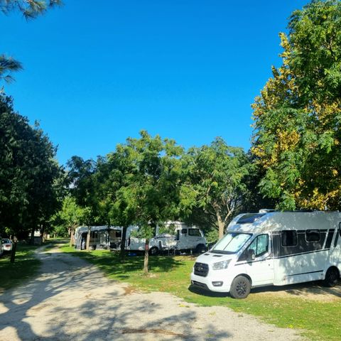 PARCELA - Parcela grande para un coche + caravana, autocaravana, tienda familiar (una persona incluida en el precio)